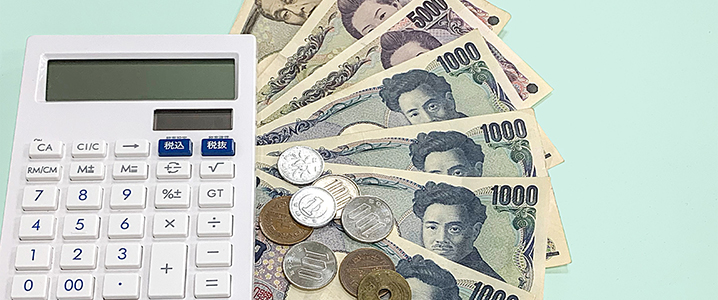 お金と計算機で残代金を計算するイメージ